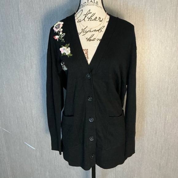 Ann Taylor Factory Black Floral Embroidered Women's Sweater Size Small - Picture 2 of 9